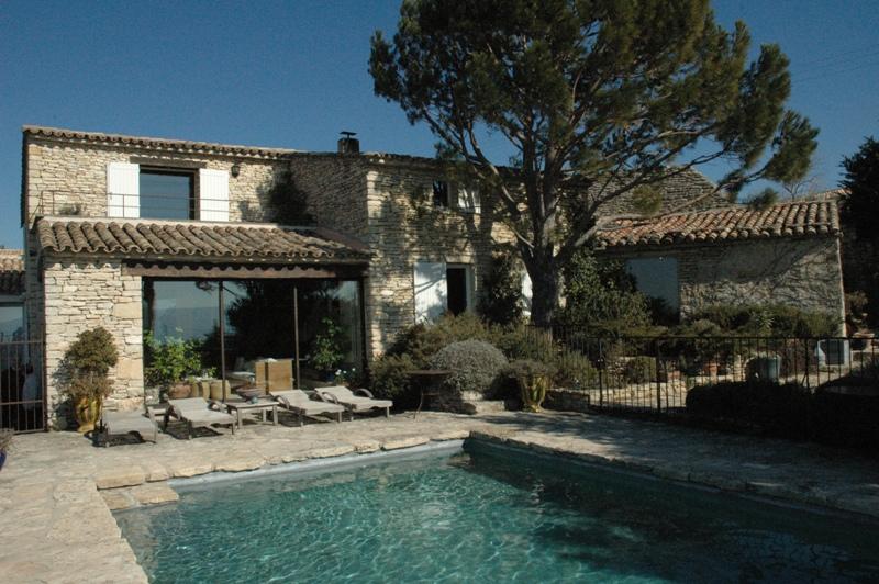 Luberon, maison en pierre avec piscine et vue, en bord de village